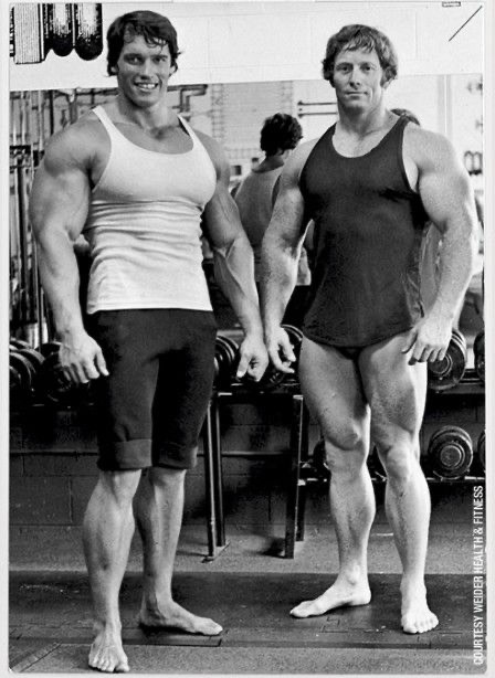 Arnold Schwarzenegger az edzőteremben – a siker és kitartás megtestesítője, a testépítés legendája.