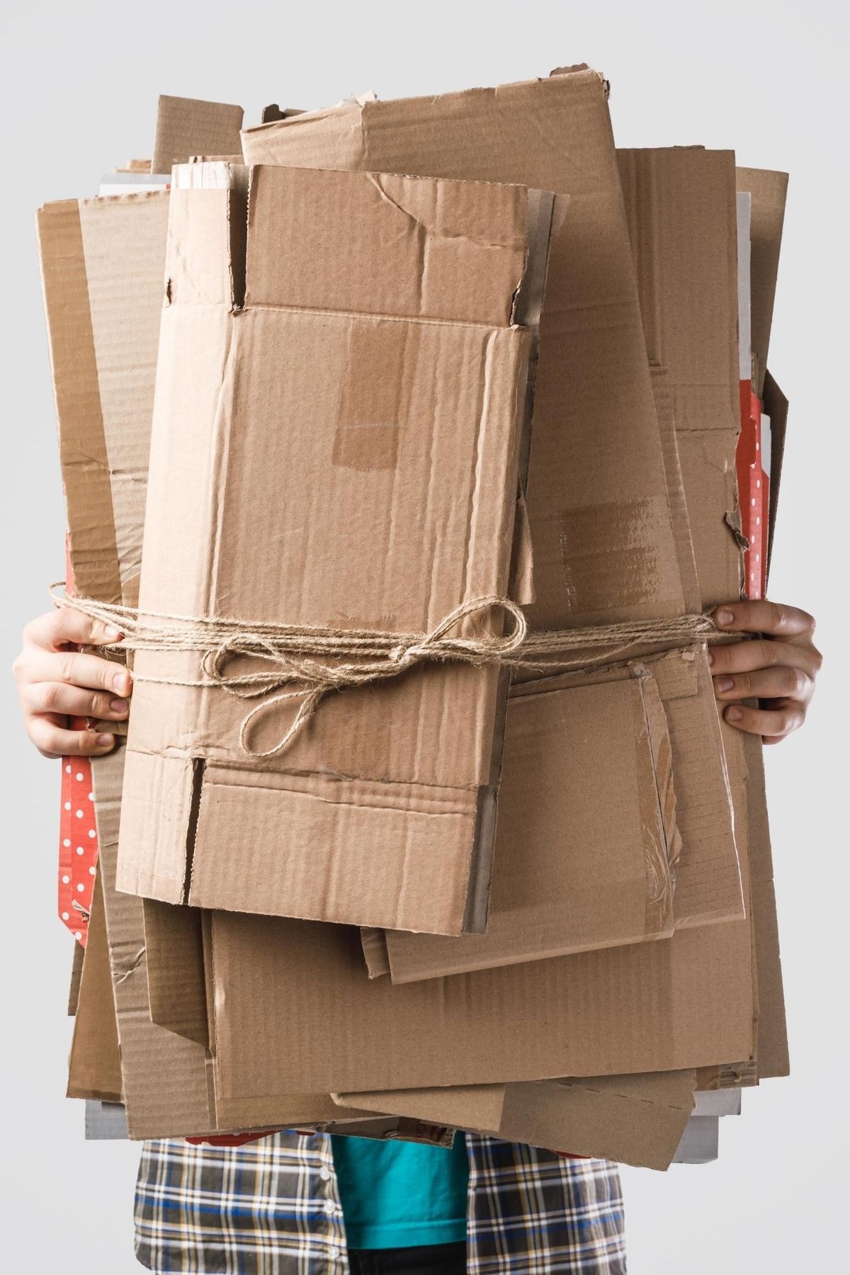 Ruky držiace zviazané recyklované kartónové krabice – ekologické balenie Lagomstore