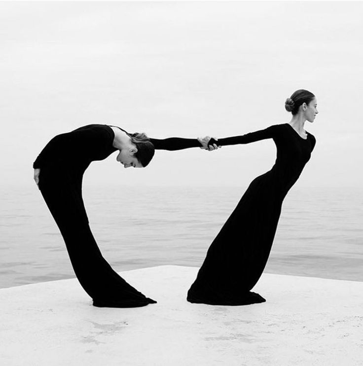 Két nő egymást tartva, a belső feszültséget jelképezve.